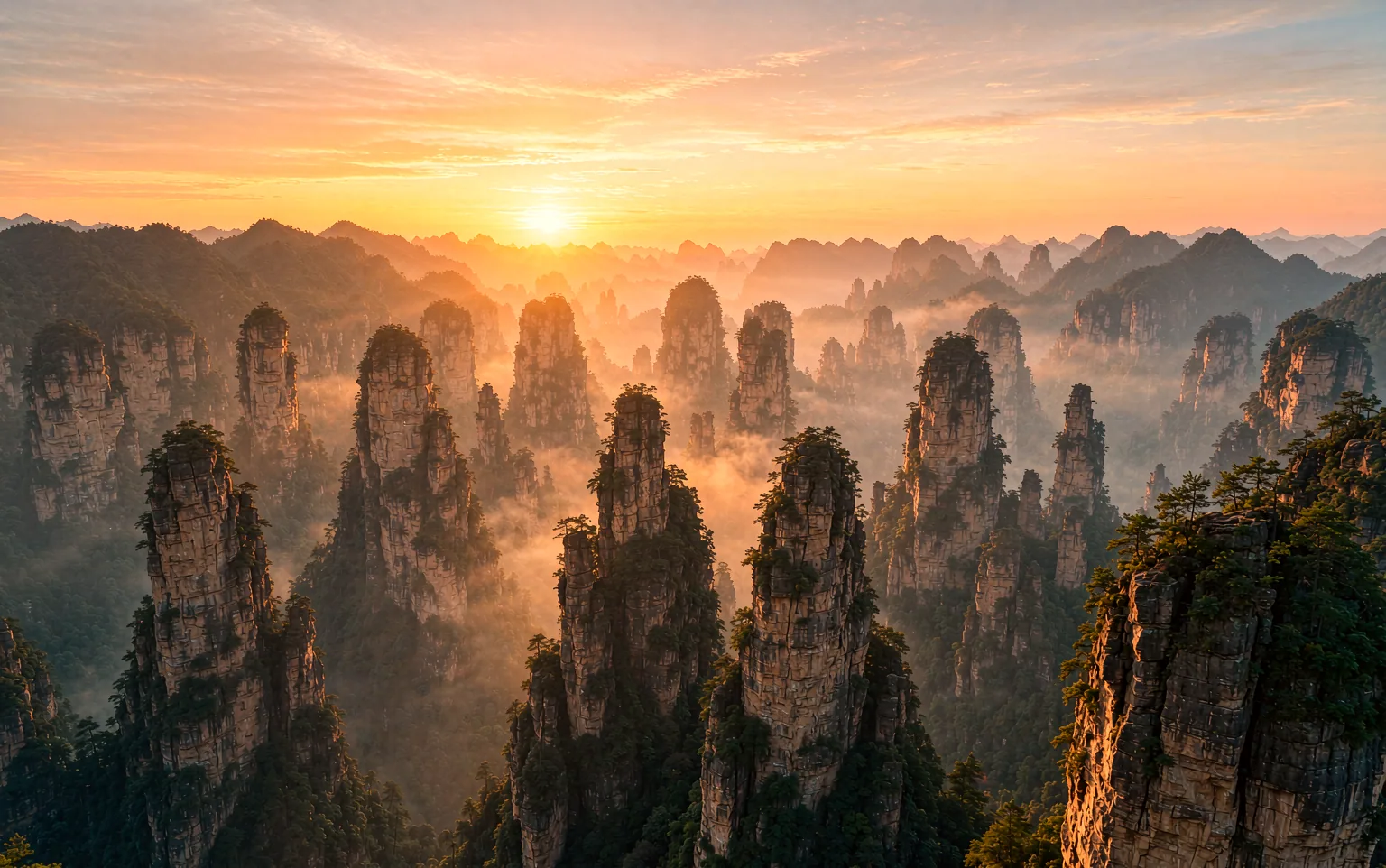 张家界日出时的石英砂岩峰林